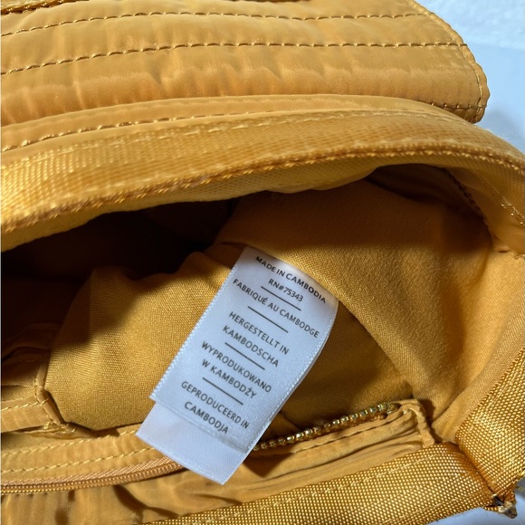 Tommy Bahama Mini Mighty Quilted Travel Puffer Crossbody Bag - Picture 12 of 13